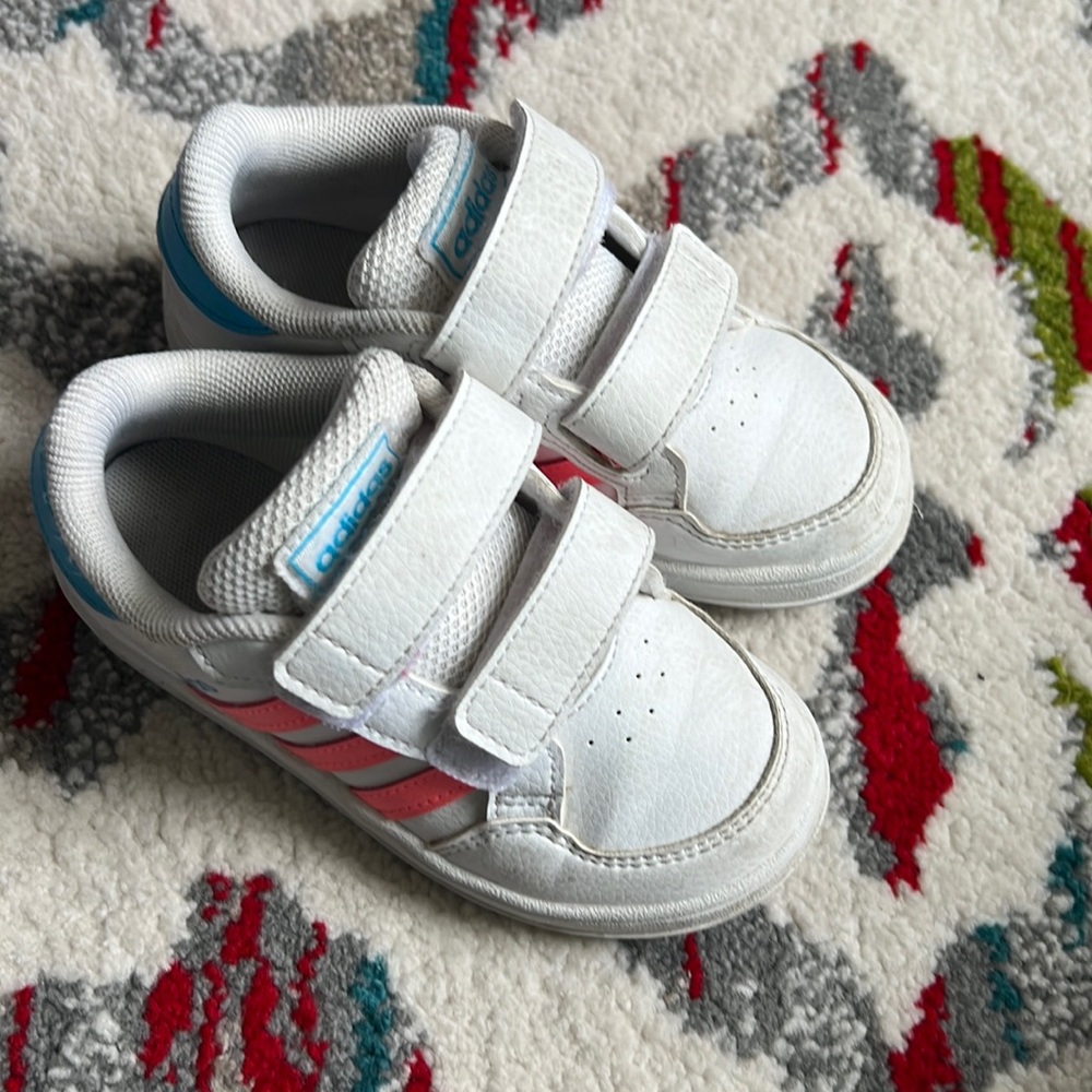Adidas girls sneaker